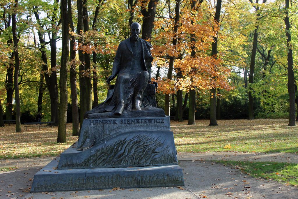 WARSCHAU - een standbeeld in het Łazienki park ter ere van de Poolse journalist en schrijver Henryk Sienkiewicz (1846-1916)