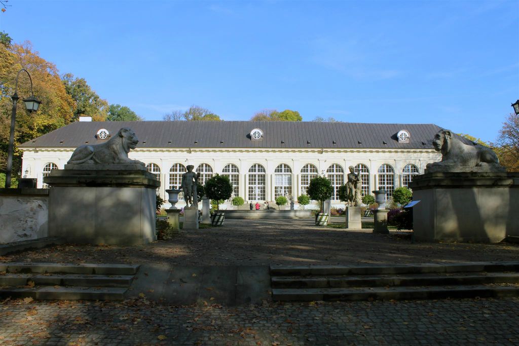 WARSCHAU - de oude oranjerie in het Łazienki park