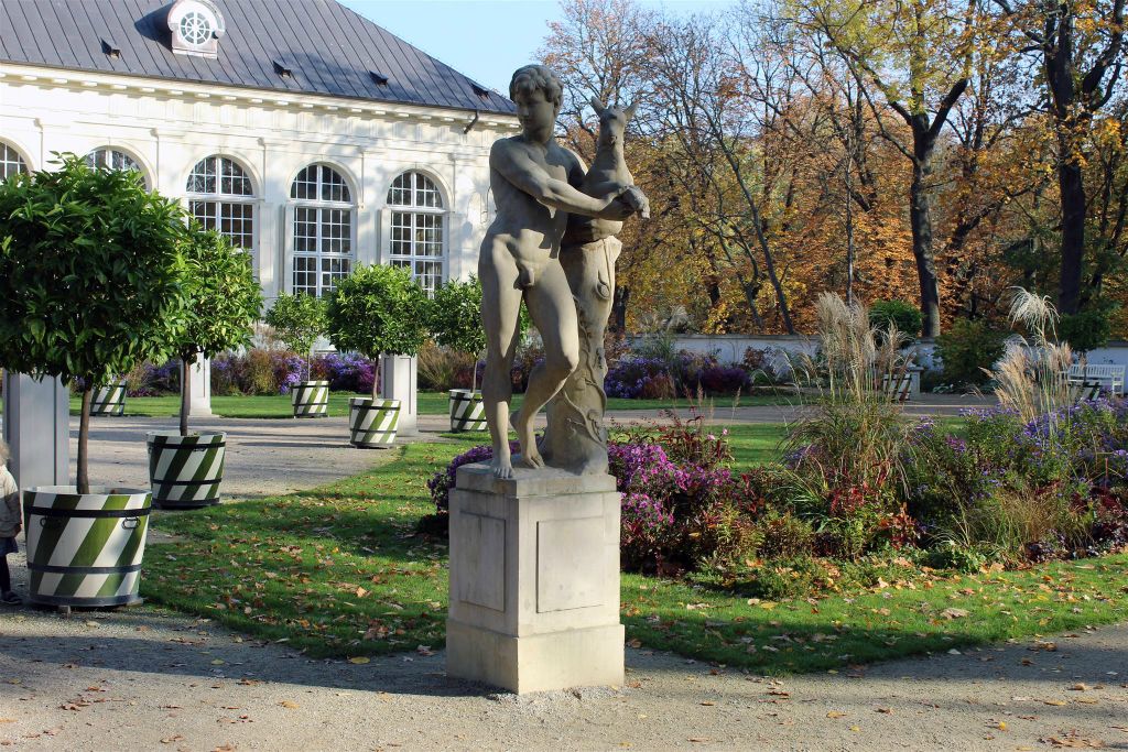 WARSCHAU - een beeld bij de oude oranjerie in het Łazienki park