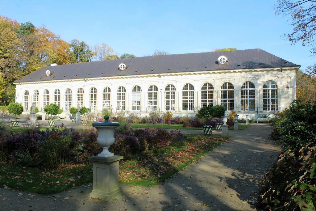 WARSCHAU - de oude oranjerie in het Łazienki park
