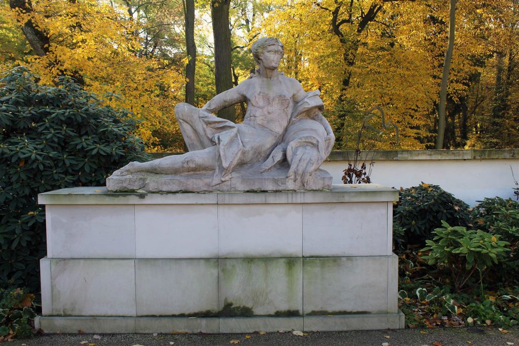 WARSCHAU - een beeld bij de oude oranjerie in het Łazienki park