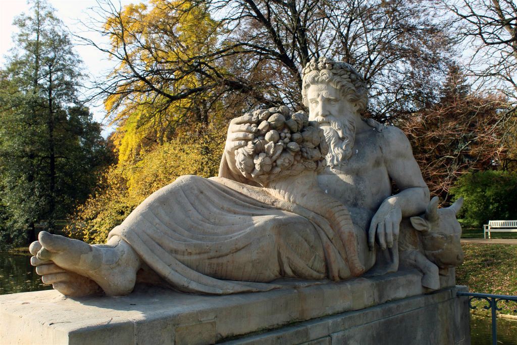 WARSCHAU - een standbeeld op het terras van het Łazienki-paleis in het Łazienki park