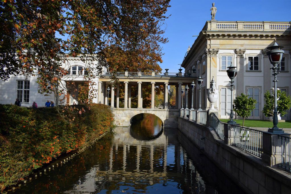WARSCHAU - een brug van het Łazienki-paleis in het Łazienki park