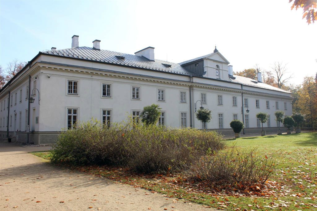 WARSCHAU - de officier/cadetten kazerne in het Łazienki park