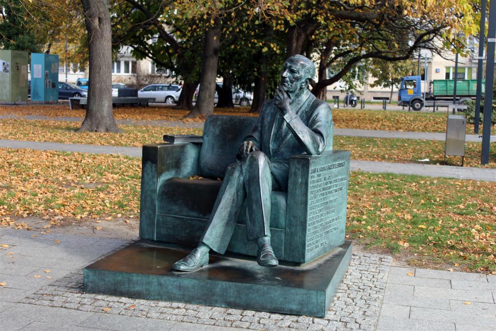 WARSCHAU - een standbeeld ter ere van de Poolse verzetstrijder Jan Karski (1914-2000)