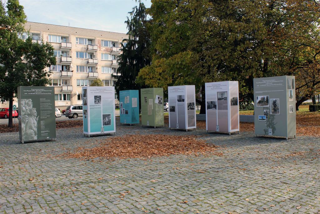 WARSCHAU - enkele foto zuilen bij het Polin museum