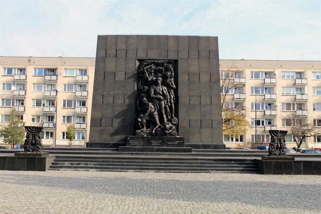 WARSCHAU - het monument voor de Ghetto Heroes bij het Polin museum