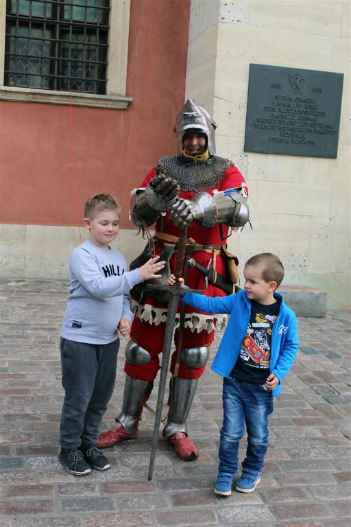 WARSCHAU - twee kinderen bij een ridder