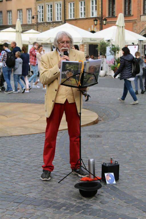 WARSCHAU - een zanger op het marktplein in de oude binnenstad