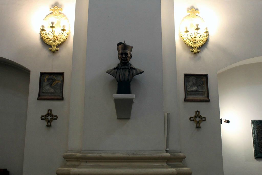 WARSCHAU - binnen in de Jezuïetenkerk