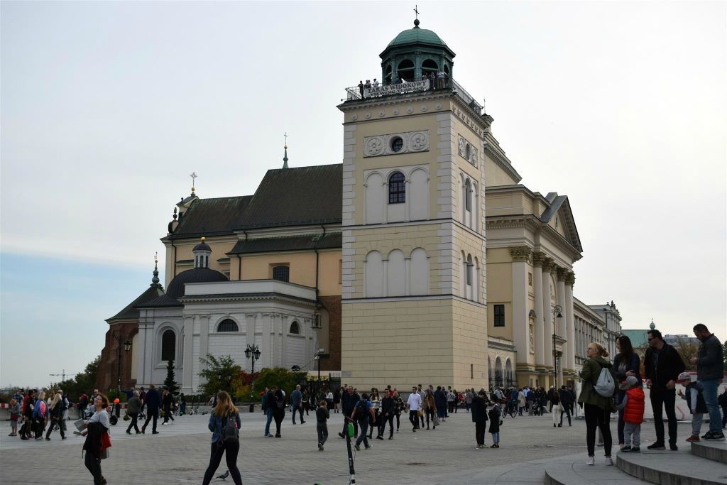 WARSCHAU - de Sint-Annakerk met klokkentoren