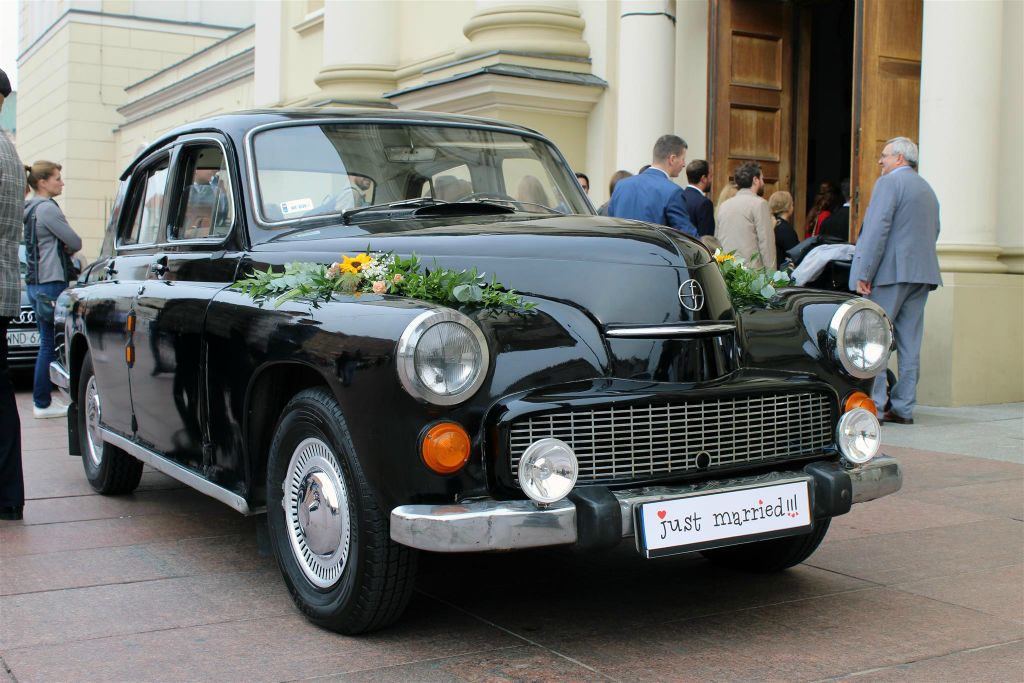 WARSCHAU - een Poolse FSO Warszawa 203 trouwauto bij de Sint-Annakerk