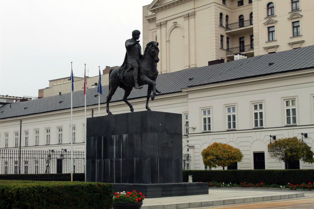 WARSCHAU - het monument van Poniatowski bij het presidentieel paleis