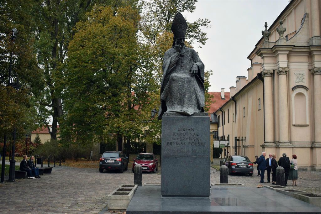 WARSCHAU - een standbeeld ter ere van de Poolse kardinaal Stefan Wyszyński (1901-1981)