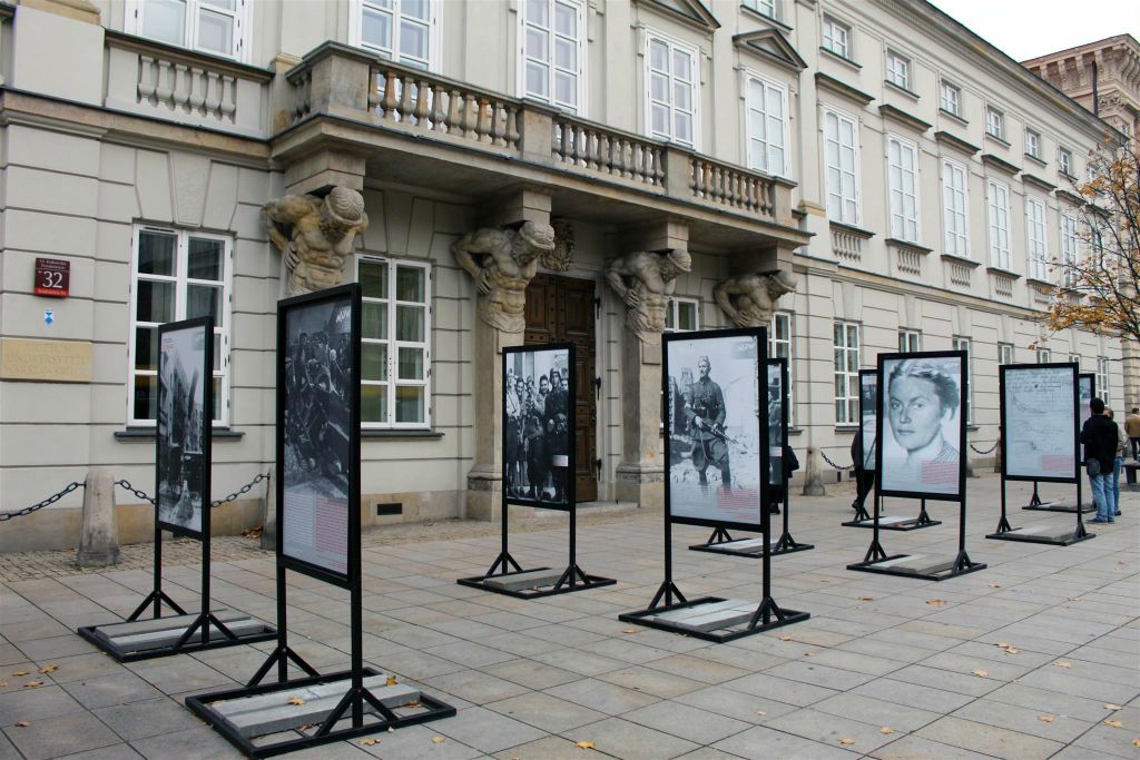 WARSCHAU - enkele foto's bij het museum van de universiteit