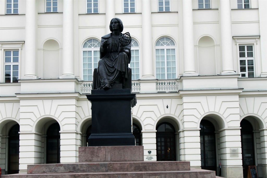 WARSCHAU - het Nicolaus Copernicus-monument voor het Staszic-paleis
