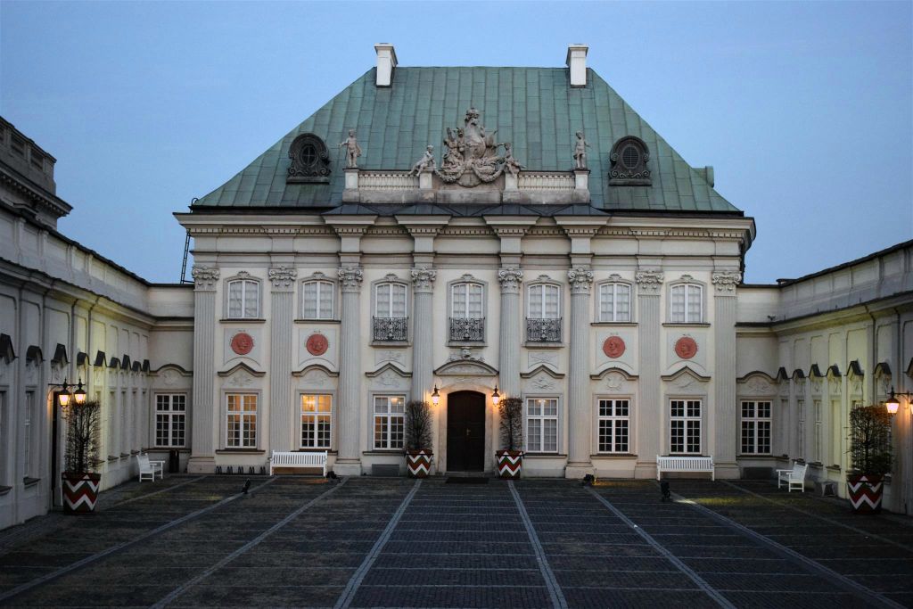 WARSCHAU - het paleis onder het blikken dak