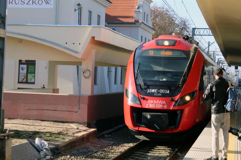 WARSCHAU - een trein op het treinstation Pruszków