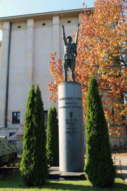 WARSCHAU - een monument ter ere van de soldaten van het eerste Poolse korps bij het Poolse militaire museum