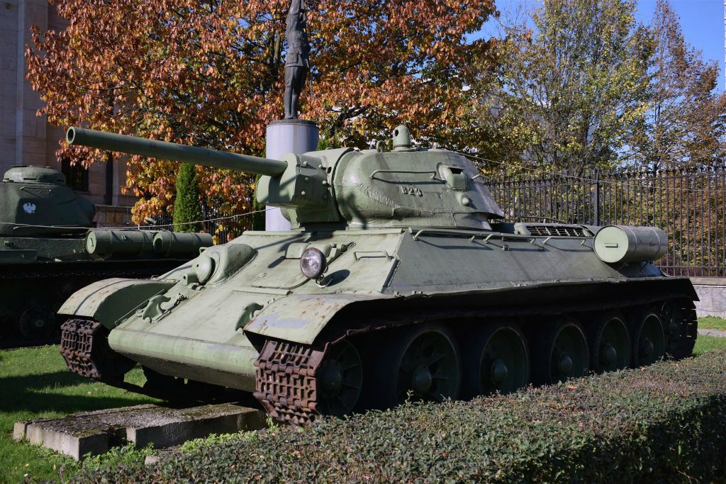 WARSCHAU - een T-34 medium tank bij het Poolse militaire museum