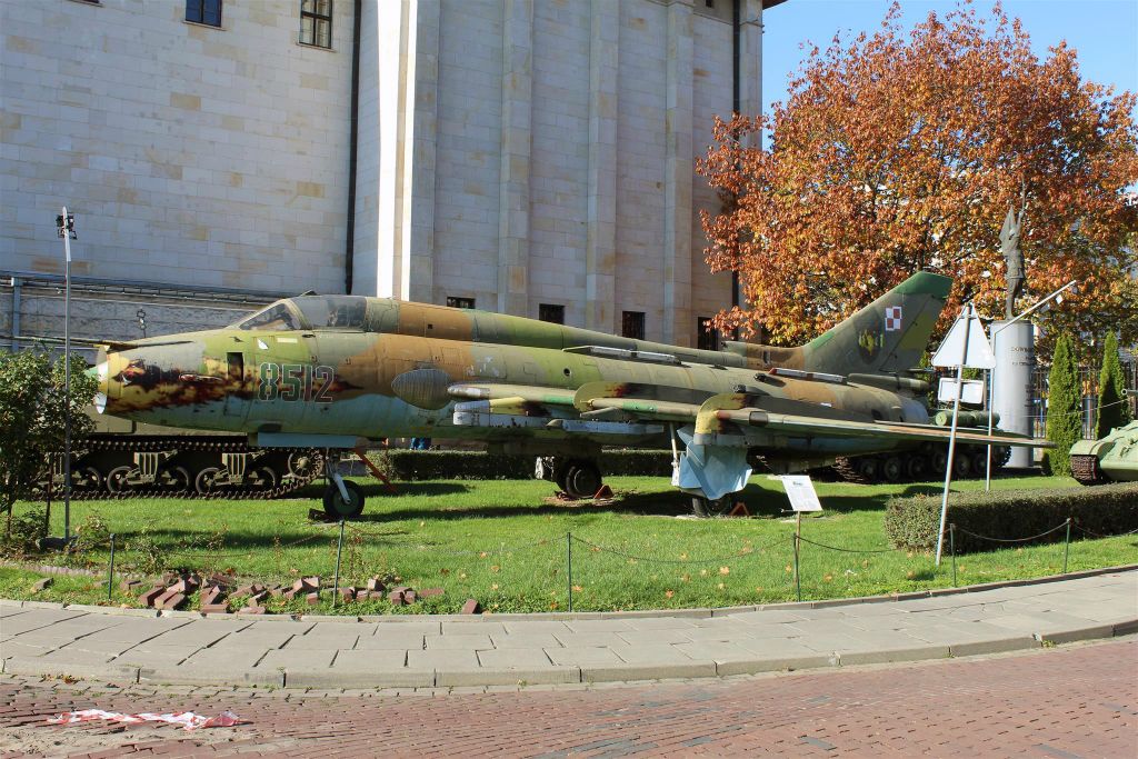 WARSCHAU - een Sukhoi SU-22 M4 bij het Poolse militaire museum