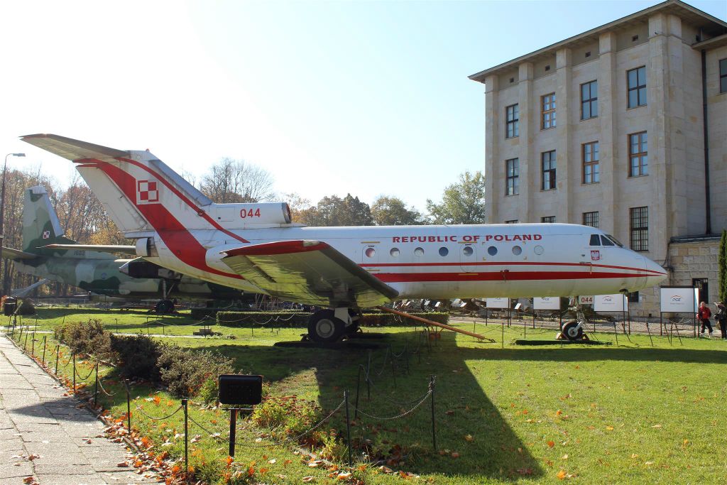 WARSCHAU - een Yak 40 VIP Governmental bij het Poolse militaire museum
