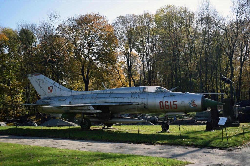 WARSCHAU - een MIG-21 PF Fishbed bij het Poolse militaire museum