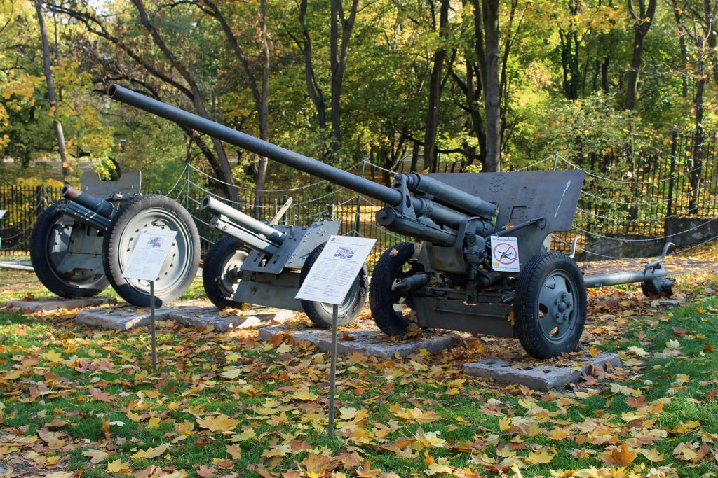 WARSCHAU - enkele afweergeschutten bij het Poolse militaire museum