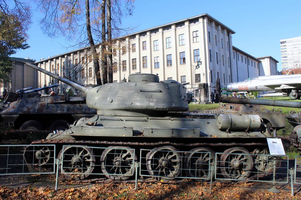 WARSCHAU - een T-34-85M medium tank bij het Poolse militaire museum