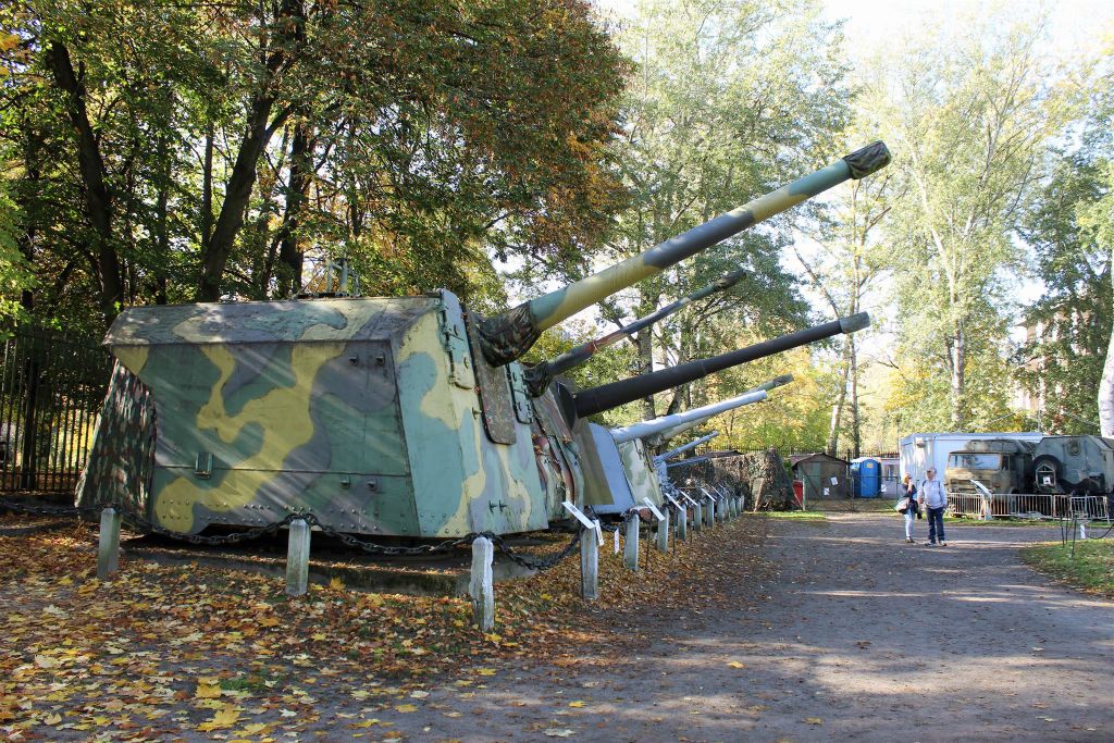 WARSCHAU - enkele zware kanonnen van schepen bij het Poolse militaire museum