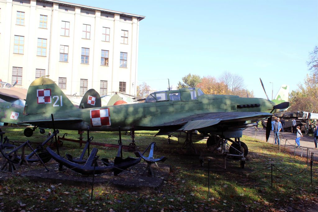WARSCHAU - een LLyushin Il-2M3 Sturmovik bij het Poolse militaire museum