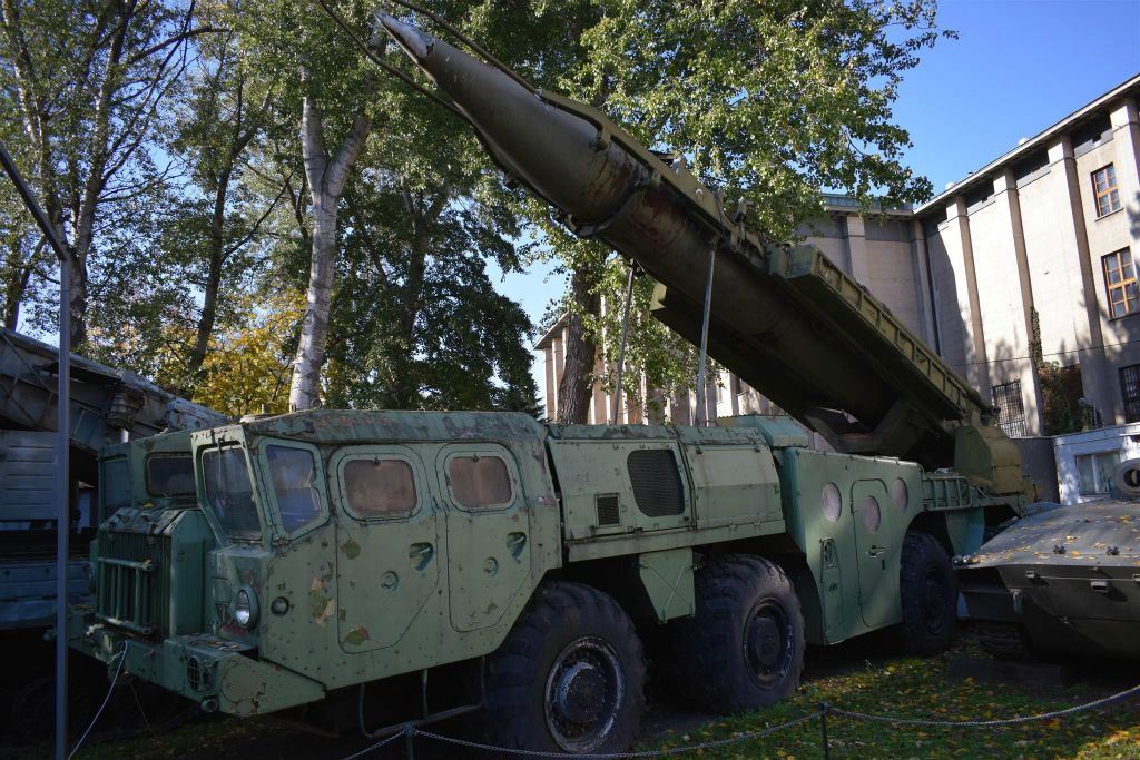 WARSCHAU - een MAZ-543 met tactische ballistische raket R-17 Elbrus bij het Poolse militaire museum