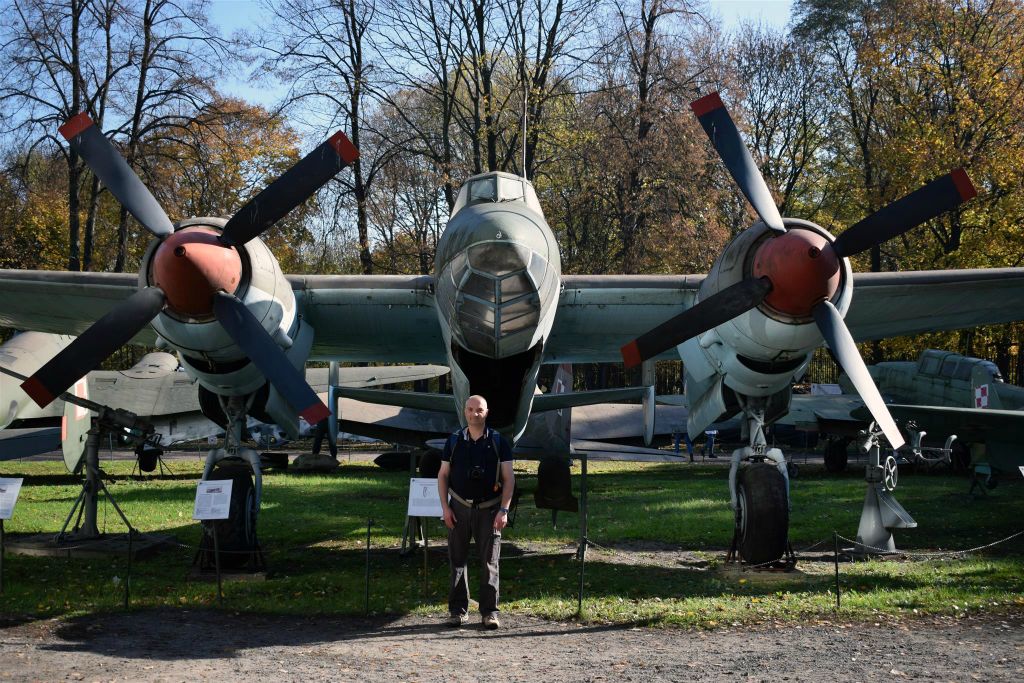 WARSCHAU - Carlos bij een Tupolev TU-2S bij het Poolse militaire museum