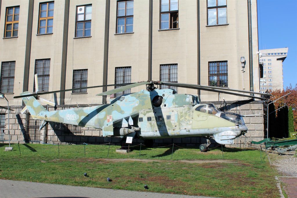 WARSCHAU - een Mil MI-24D Hind bij het Poolse militaire museum