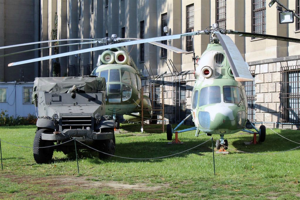 WARSCHAU - een M3 half-track (L), een Mil MI-8 Hip (M) en een MI-2P Hoplite (R) bij het Poolse militaire museum