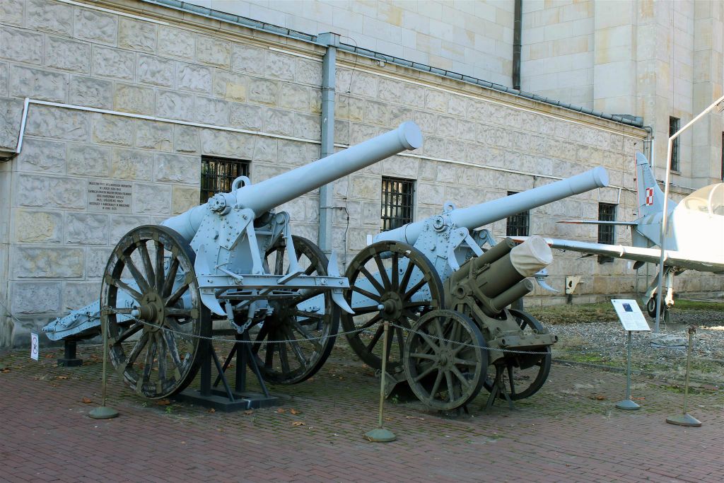WARSCHAU - enkele kanonnen bij het Poolse militaire museum