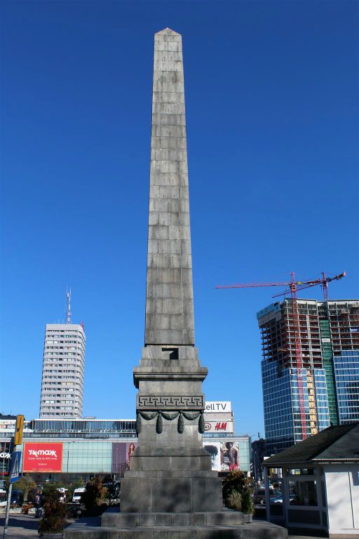 WARSCHAU - een obelisk bij het paleis van cultuur en wetenschap