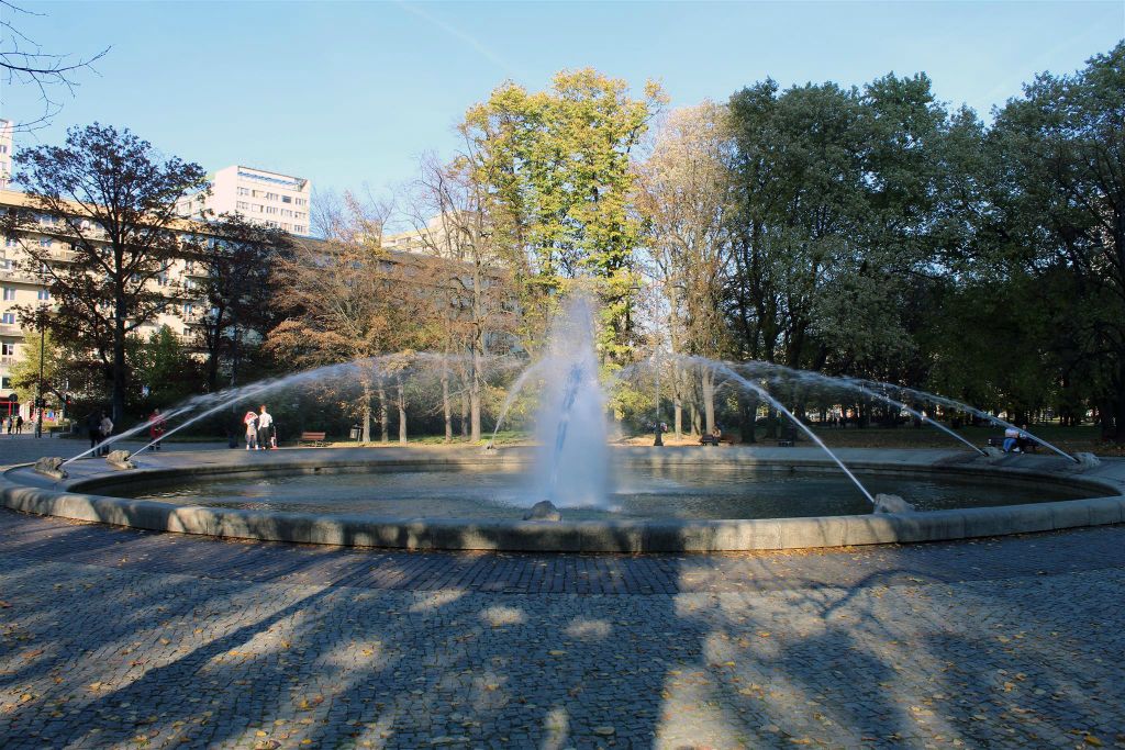 WARSCHAU - een fontein in het Swietokrzyski park