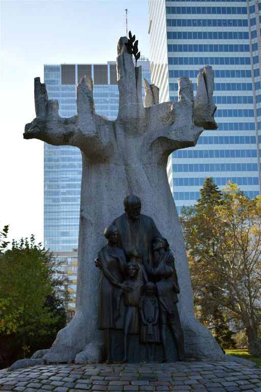 WARSCHAU - het Janusz Korczak monument in het Swietokrzyski park