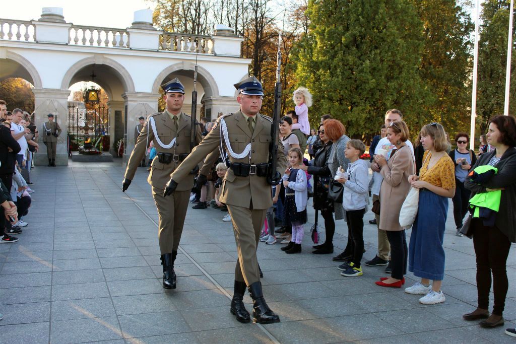 WARSCHAU - de afwisseling van de wacht bij het graf van de onbekende soldaat op het Piłsudski-plein