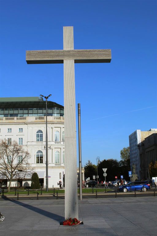 WARSCHAU - het pauselijke kruis op het Piłsudski-plein