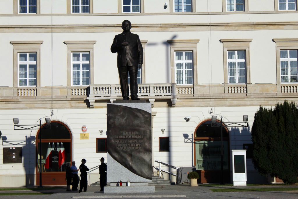 WARSCHAU - een standbeeld ter ere van de Poolse president Lech Kaczyński (1949-2010)