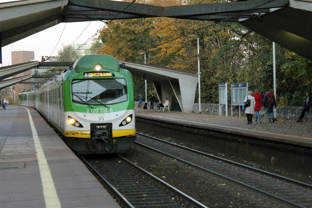 WARSCHAU - een trein op het treinstation Warszawa Powiśle