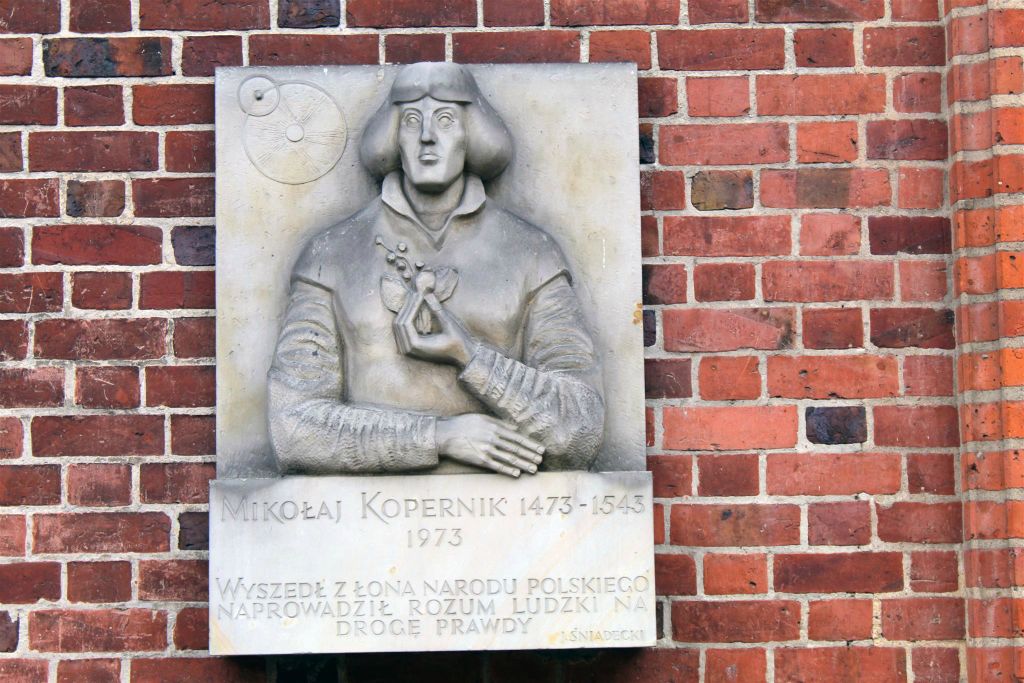 MALBORK - een stenen plaquette ter ere van de Poolse wiskundige Nicolaas Copernicus bij het slot Mariënburg