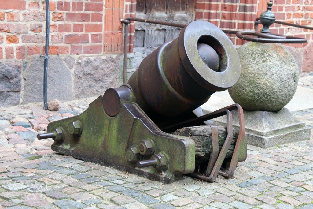 MALBORK - een kanon bij het slot Mariënburg