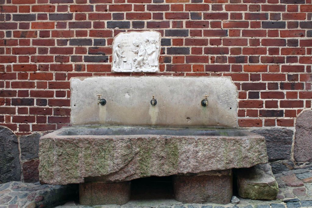 MALBORK - een oude wasbak bij het slot Mariënburg
