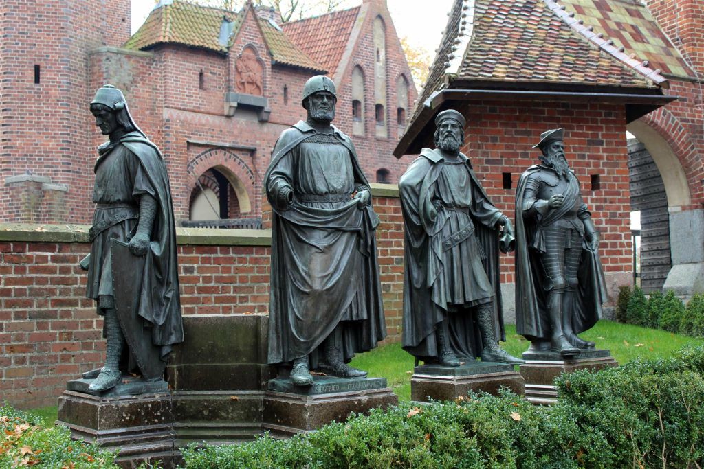 MALBORK - enkele standbeelden van Teutoonse ridders bij het slot Mariënburg
