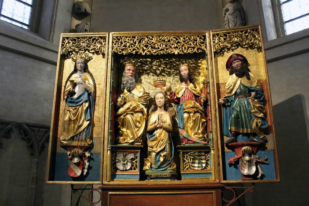 MALBORK - een drieluik houtsnijwerk in de kerk van het slot Mariënburg
