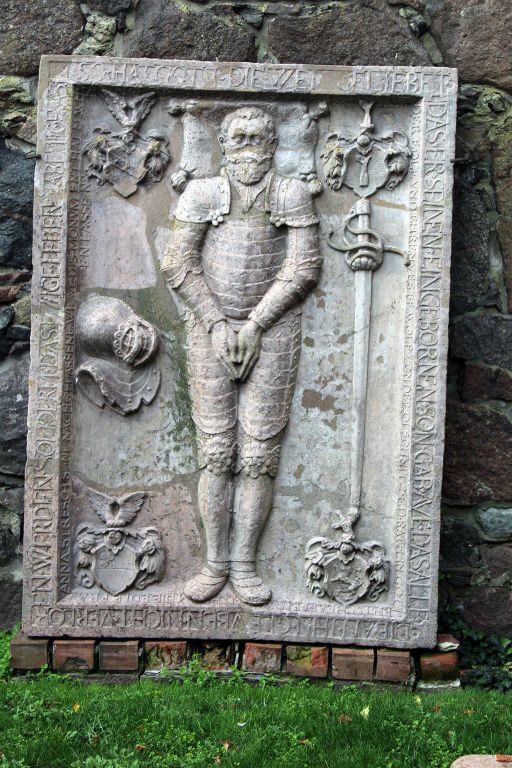MALBORK - een stenen plaquette bij het slot Mariënburg