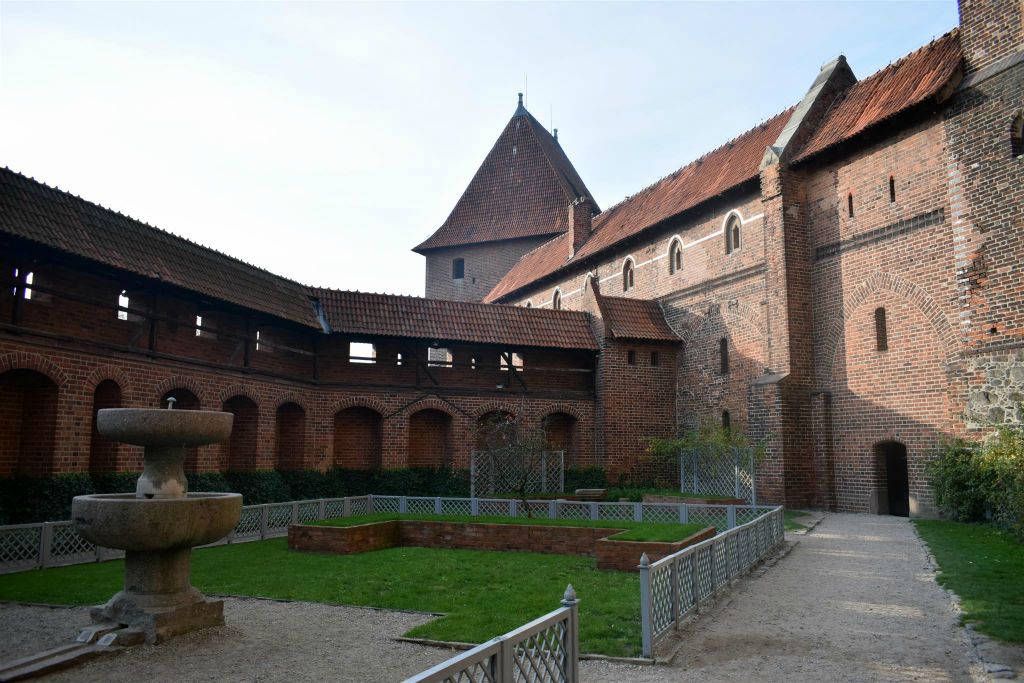 MALBORK - een binnentuin bij het slot Mariënburg
